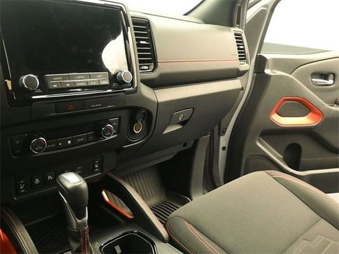 Used 2022 Nissan Frontier PRO-4X image 11