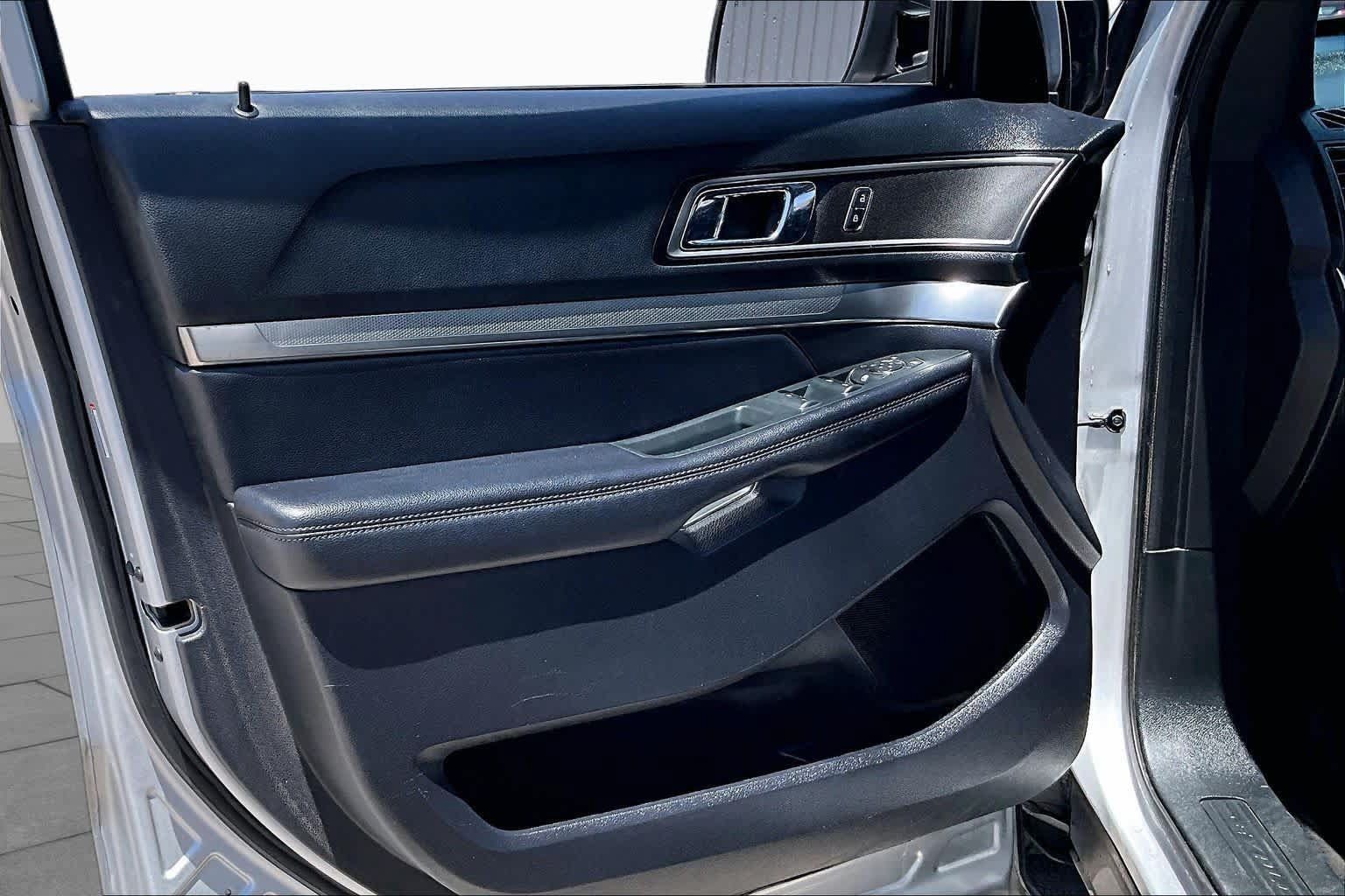 Used 2019 Ford Explorer XLT w/ Equipment Group 201A FWD image 21