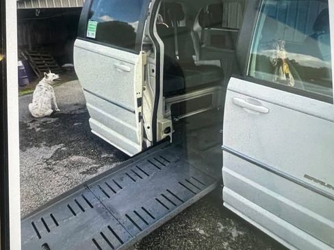 Used 2010 Dodge Grand Caravan SXT w/ Trailer Tow Group image 3