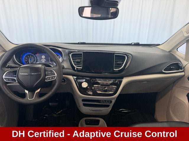 Used 2023 Chrysler Pacifica Touring-L FWD image 4