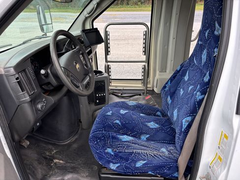 Used 2015 Chevrolet Express 4500 w/ Shuttle Bus Package image 16