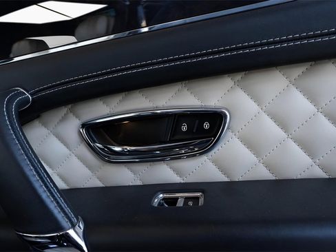 Used 2017 Bentley Bentayga image 44