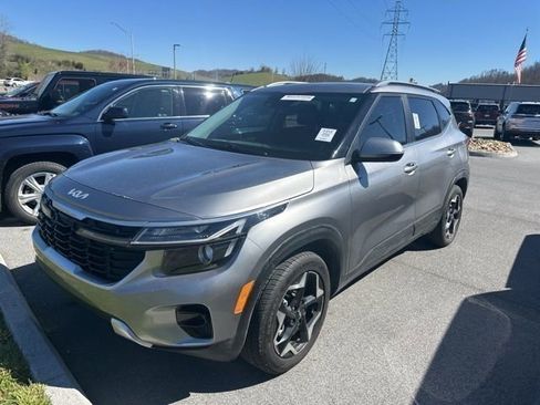Used 2024 Kia Seltos EX image 2