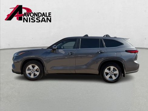 Used 2023 Toyota Highlander LE image 3
