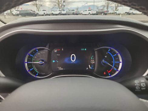 Used 2023 Chrysler Pacifica Touring-L image 26