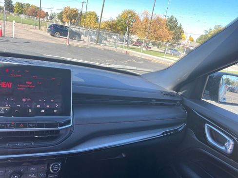 Used 2025 Jeep Compass Trailhawk image 35