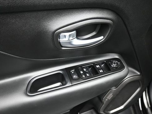 Used 2020 Jeep Renegade Limited w/ UConnect 8.4 Nav Group image 5