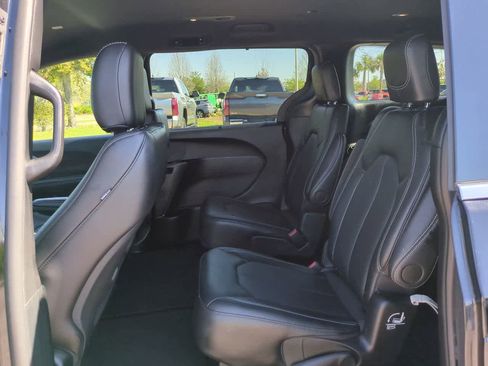 Used 2025 Chrysler Pacifica Select image 14