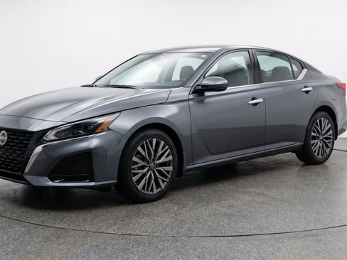 Used 2025 Nissan Altima 2.5 SV FWD image 3