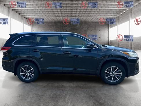 Used 2018 Toyota Highlander XLE AWD/4WD image 3