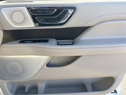 Used 2019 Lincoln Navigator Reserve image 22