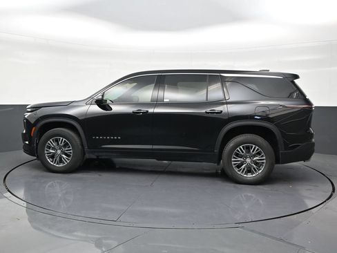 Used 2025 Chevrolet Traverse LT FWD image 2