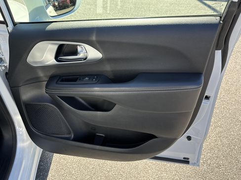 Used 2021 Chrysler Pacifica Touring-L w/ Uconnect Theater Family Group image 19