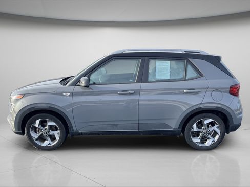 Used 2022 Hyundai Venue Limited image 4