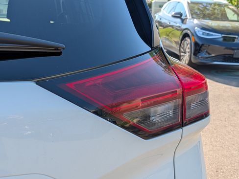 Used 2024 Nissan Rogue S AWD/4WD image 17