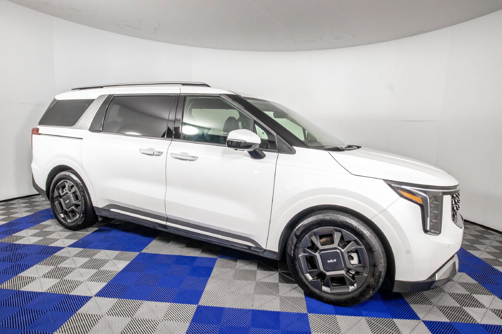 Used 2025 Kia Carnival SX FWD image 1