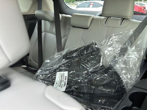 Used 2024 Honda Pilot EX-L image 12