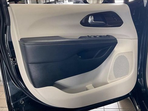 Used 2023 Chrysler Pacifica Limited FWD image 2
