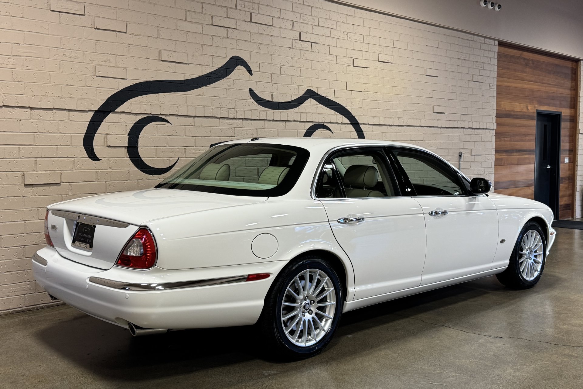 Used 2007 Jaguar XJ8 RWD image 4