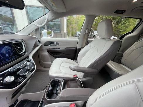 Used 2017 Chrysler Pacifica Touring-L FWD image 17