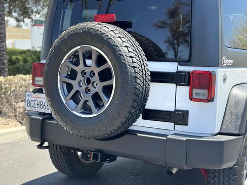 Used 2018 Jeep Wrangler Rubicon w/ Power Convenience Group AWD/4WD image 38