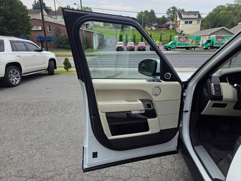 Used 2016 Land Rover Range Rover HSE image 10