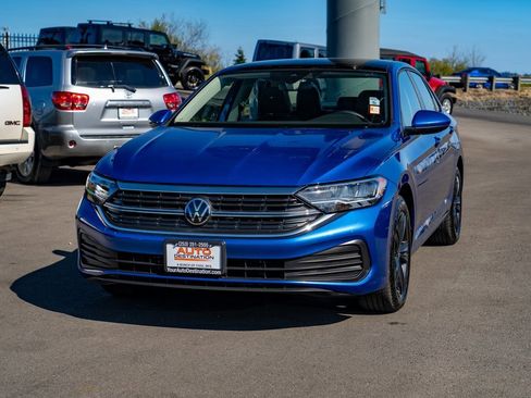 Used 2024 Volkswagen Jetta SE w/ Panoramic Sunroof Package image 4