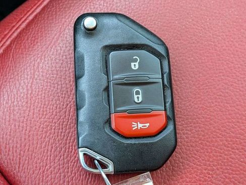 Used 2023 Jeep Wrangler Unlimited Rubicon image 33