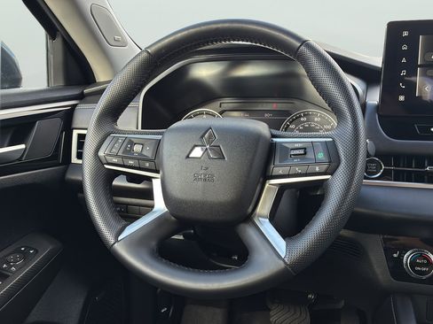 Used 2025 Mitsubishi Outlander SE FWD image 19