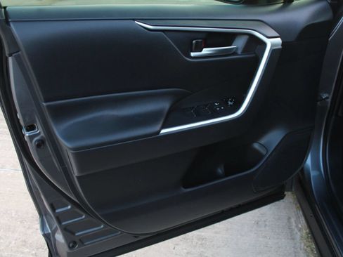Used 2020 Toyota RAV4 XLE Premium FWD image 19