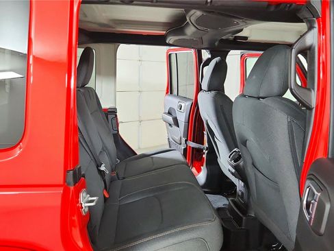 Used 2025 Jeep Wrangler Unlimited Sahara AWD/4WD image 20