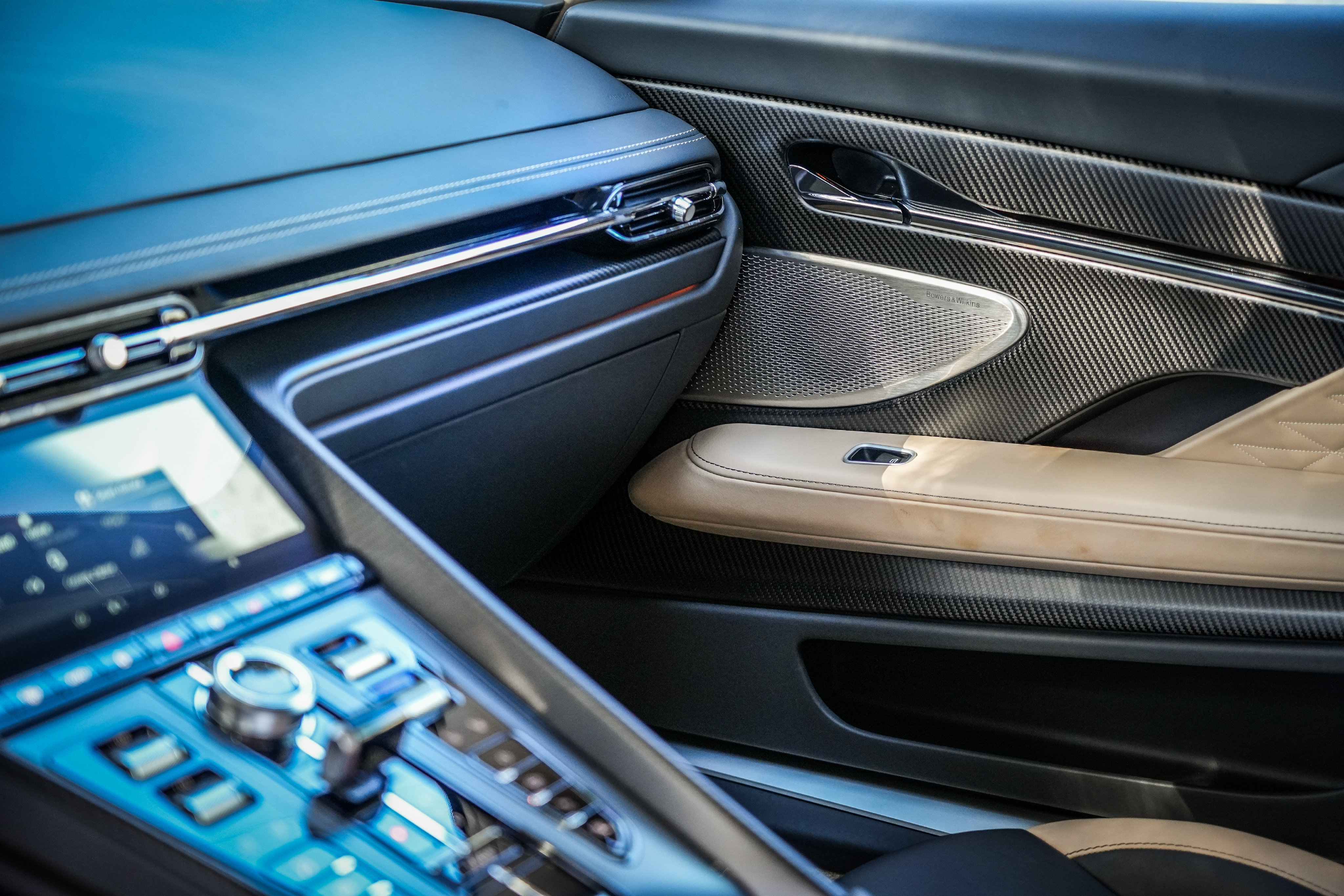 Used 2024 Aston Martin DB12 Coupe RWD image 19