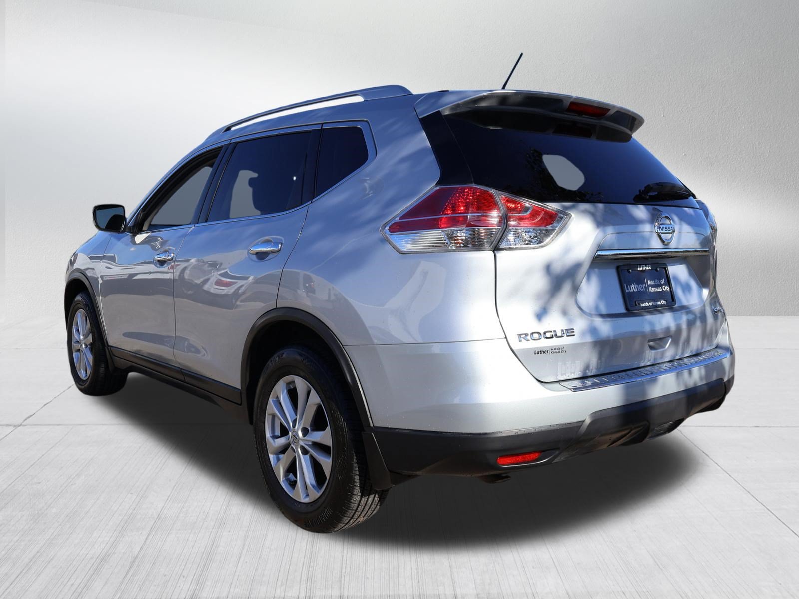 Used 2015 Nissan Rogue SV AWD/4WD image 5