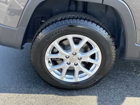 Used 2015 Jeep Cherokee Latitude w/ Comfort/Convenience Group image 19