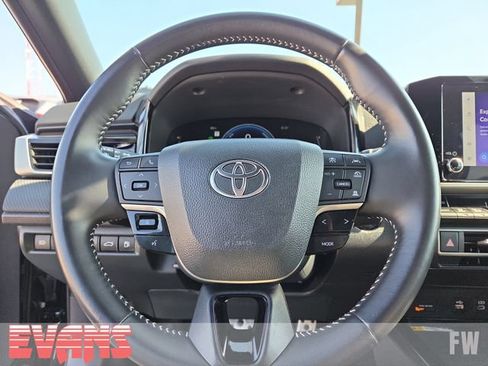 Used 2025 Toyota Camry SE FWD image 14
