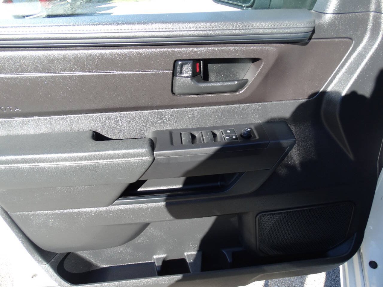 Used 2022 Toyota Tundra 4x4 CrewMax SR image 12