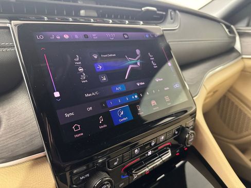 Used 2025 Jeep Grand Cherokee Limited w/ Luxury Tech Group II image 26