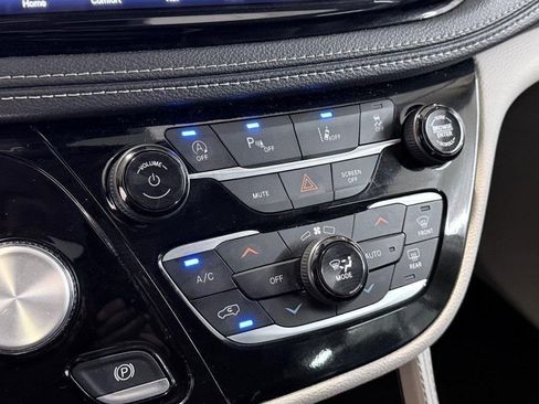 Used 2024 Chrysler Pacifica Limited image 29