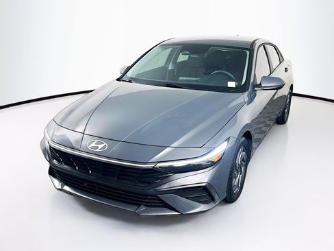 Used 2024 Hyundai Elantra SEL FWD image 3