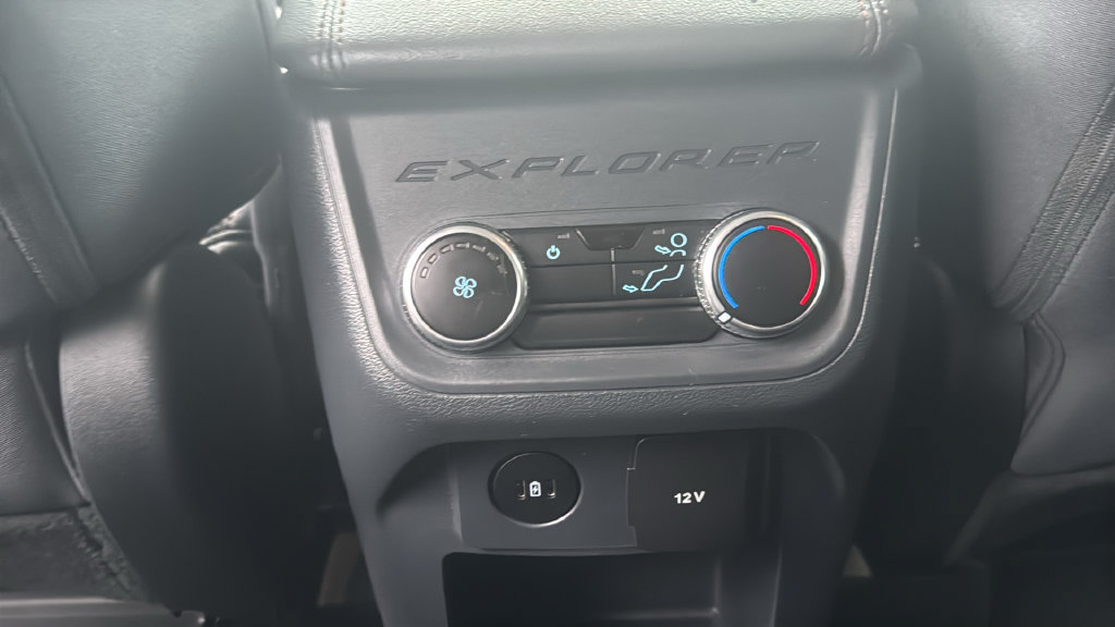 Used 2025 Ford Explorer Active AWD/4WD image 33