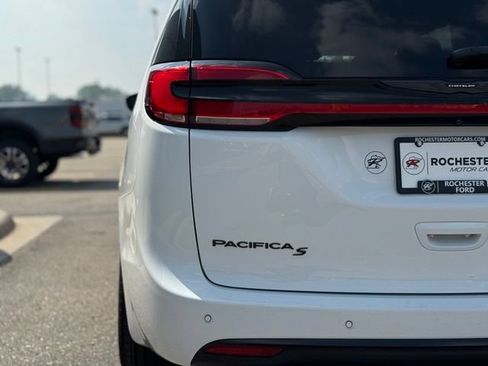 Used 2025 Chrysler Pacifica Limited FWD image 50