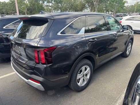 Certified 2025 Kia Sorento LX FWD image 5