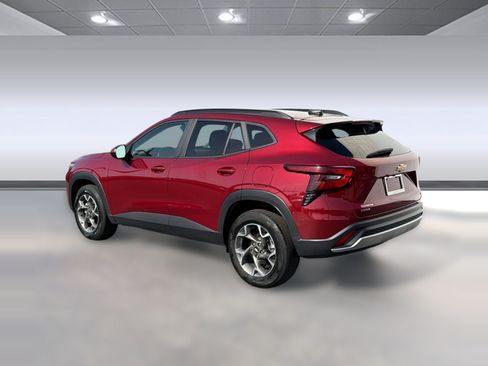 Used 2025 Chevrolet Trax LT w/ LT Convenience Package FWD image 3