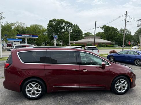 Used 2018 Chrysler Pacifica Touring-L Plus w/ Tire & Wheel Group FWD image 5