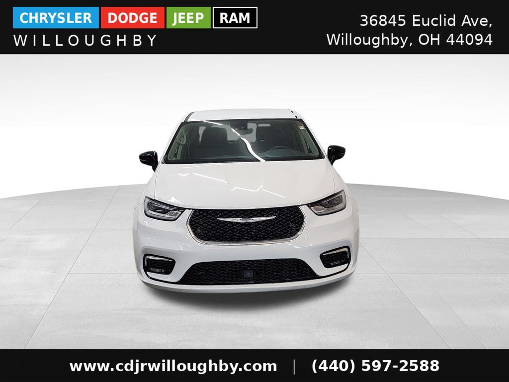 Used 2024 Chrysler Pacifica Limited FWD image 2