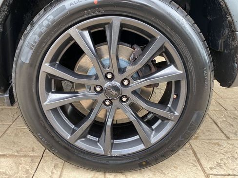 Used 2018 Ford Explorer XLT w/ Equipment Group 202A AWD/4WD image 15