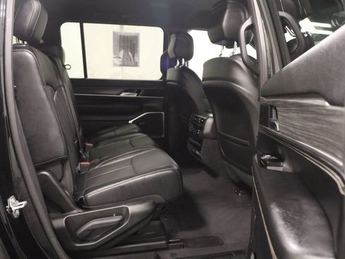 Certified 2024 Jeep Wagoneer L Series II w/ Flexible Seating Group image 17