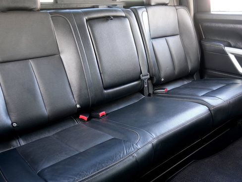 Used 2019 Nissan Titan SL image 10