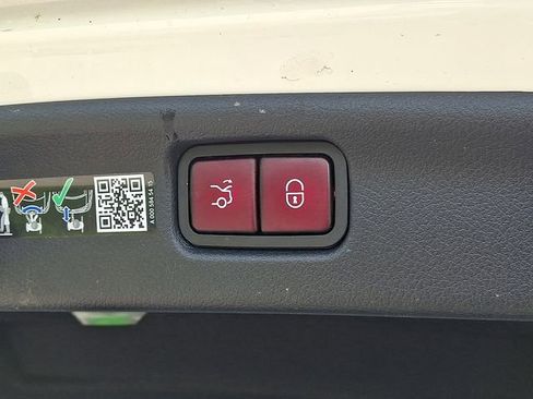 Used 2025 Mercedes-Benz C 300 4MATIC Sedan image 33