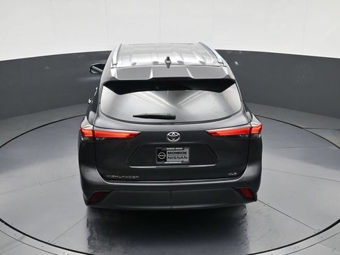 Used 2021 Toyota Highlander XLE FWD image 29